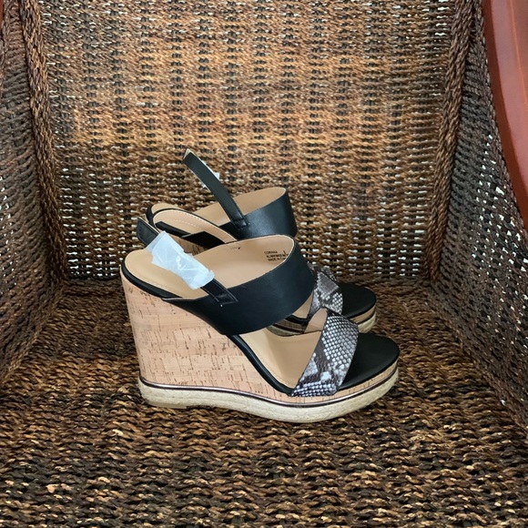 NEW NEVER WORN BLACK/SNAKESKIN WEDGES - Picture 7 of 8
